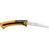Fiskars Scie à élaguer Pour Bois Vert, Lame Rétractable, Grandes Dents, Coupe Tirante, Longueur De Lame: 16 Cm, Lame En Acier Inoxydable, Noir/Orange, Xtract, SW73, 1000613